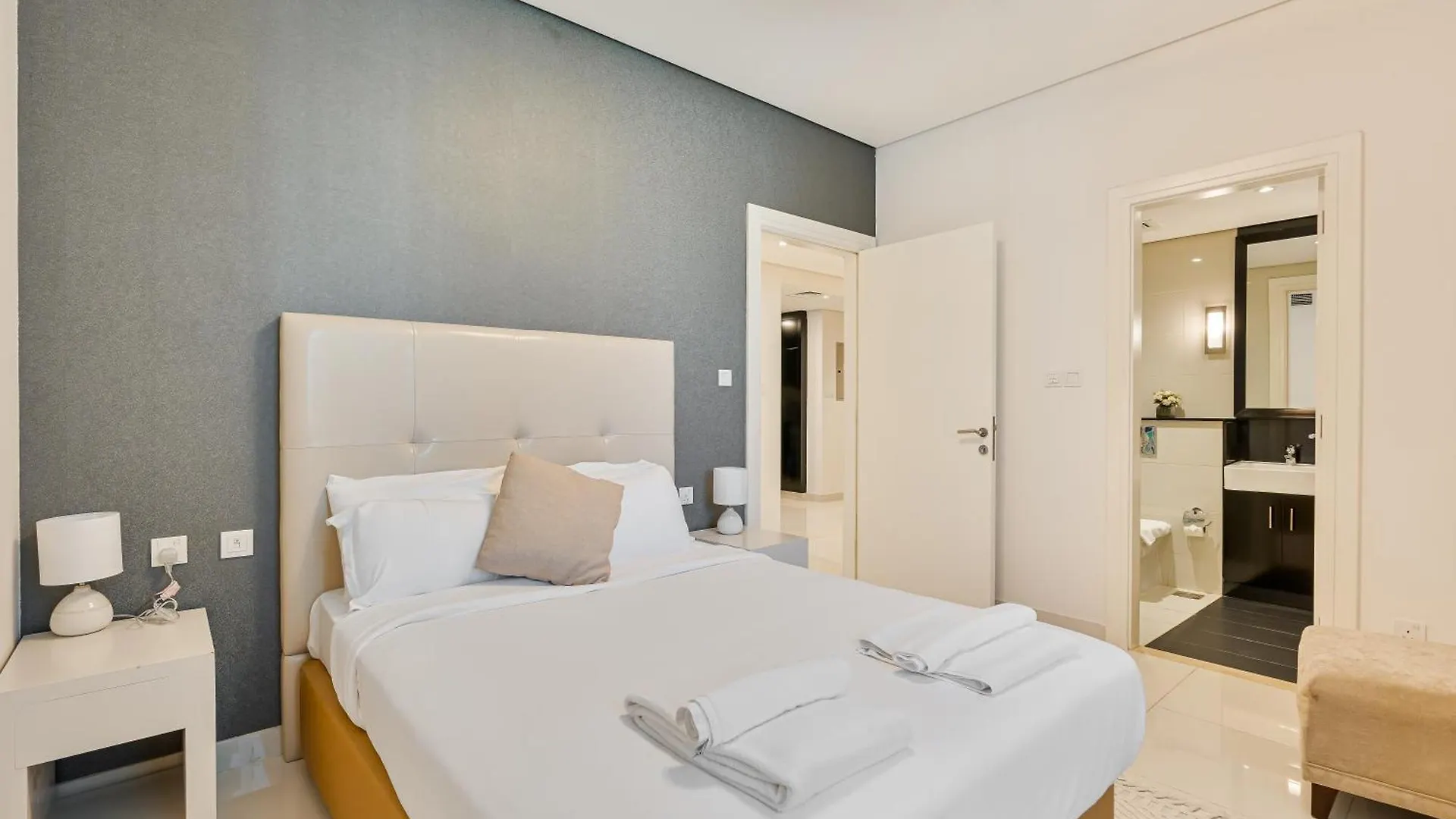 Discover Urban Chic Apartment -Vibrant City Life Dubai
