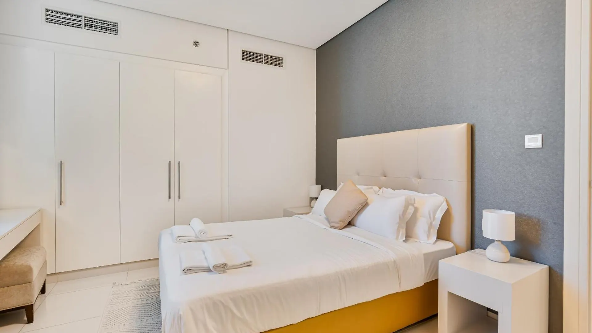 Discover Urban Chic Apartment -Vibrant City Life Dubai