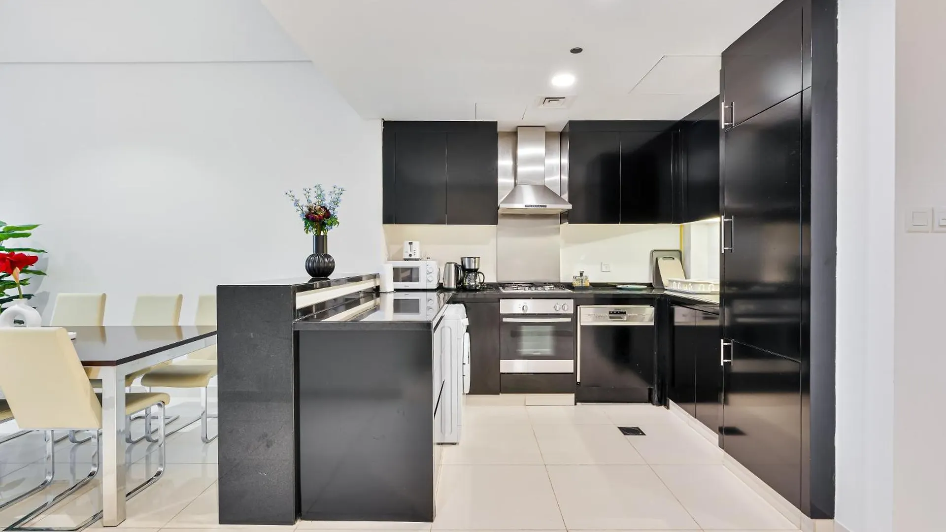 Discover Urban Chic Apartment -Vibrant City Life Dubai