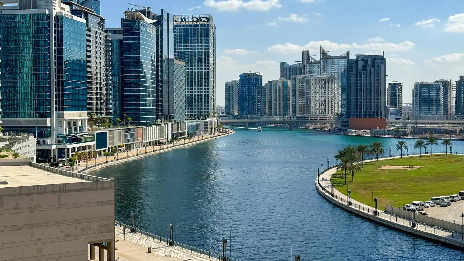 Discover Urban Chic Apartment -Vibrant City Life Dubai
