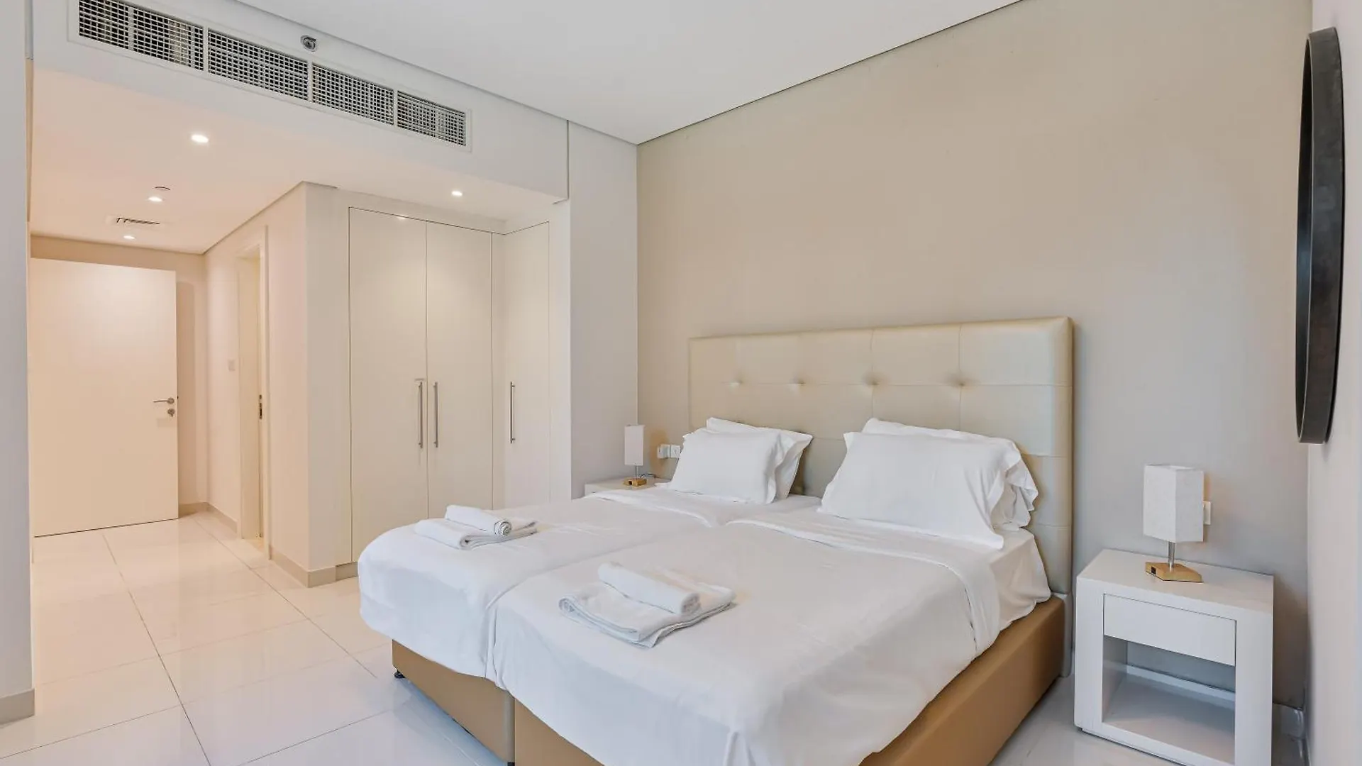 Discover Urban Chic Apartment -Vibrant City Life Dubai