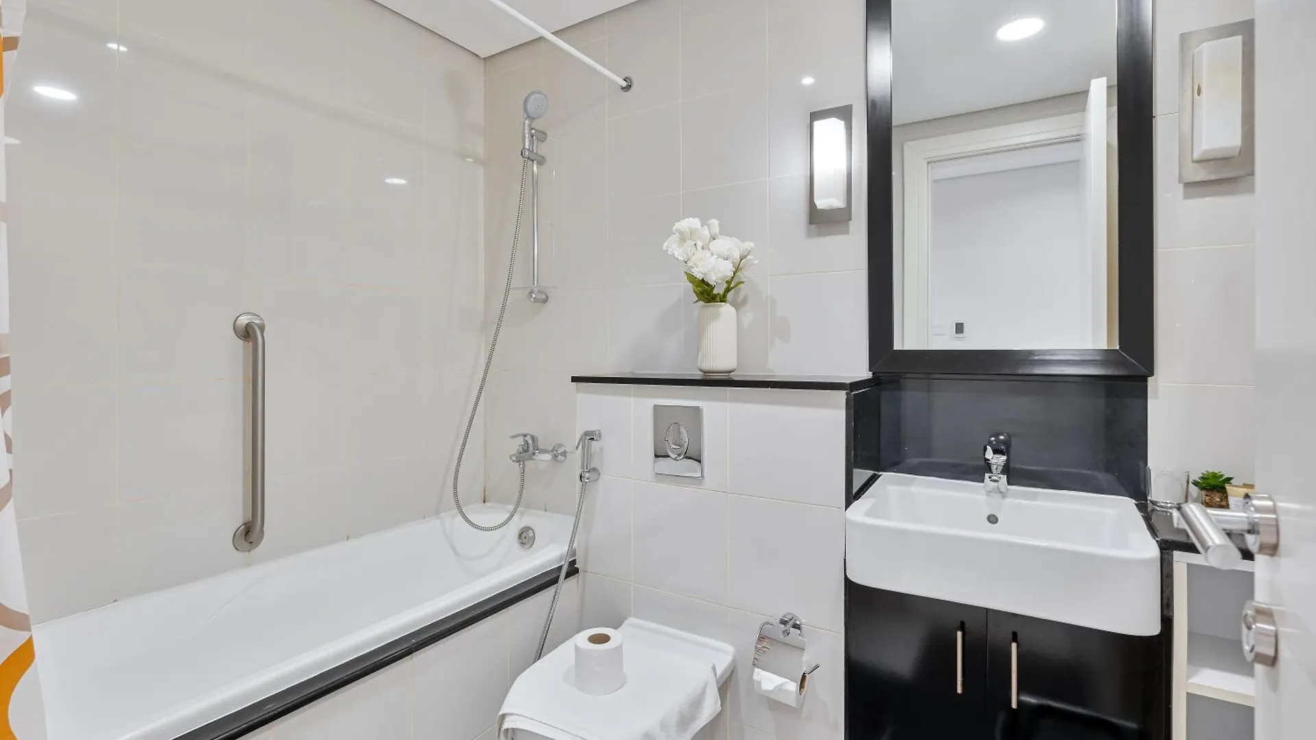 Discover Urban Chic Apartment -Vibrant City Life Dubai